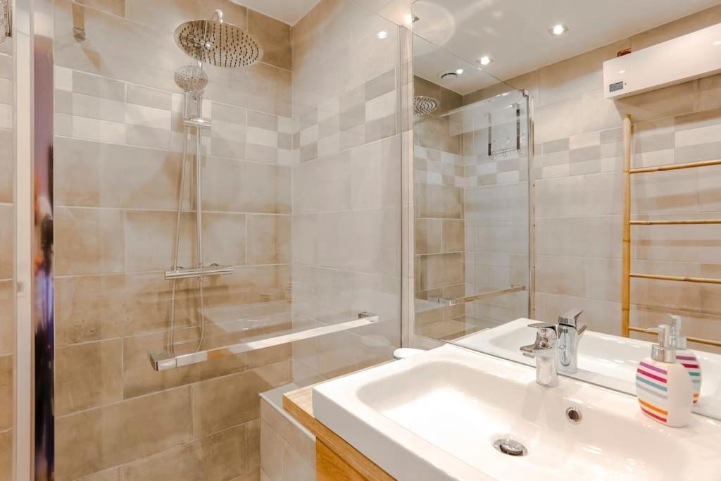 French Riviera 1 Bedroom On The Beach Facing Cannes Théoule-sur-Mer Kültér fotó